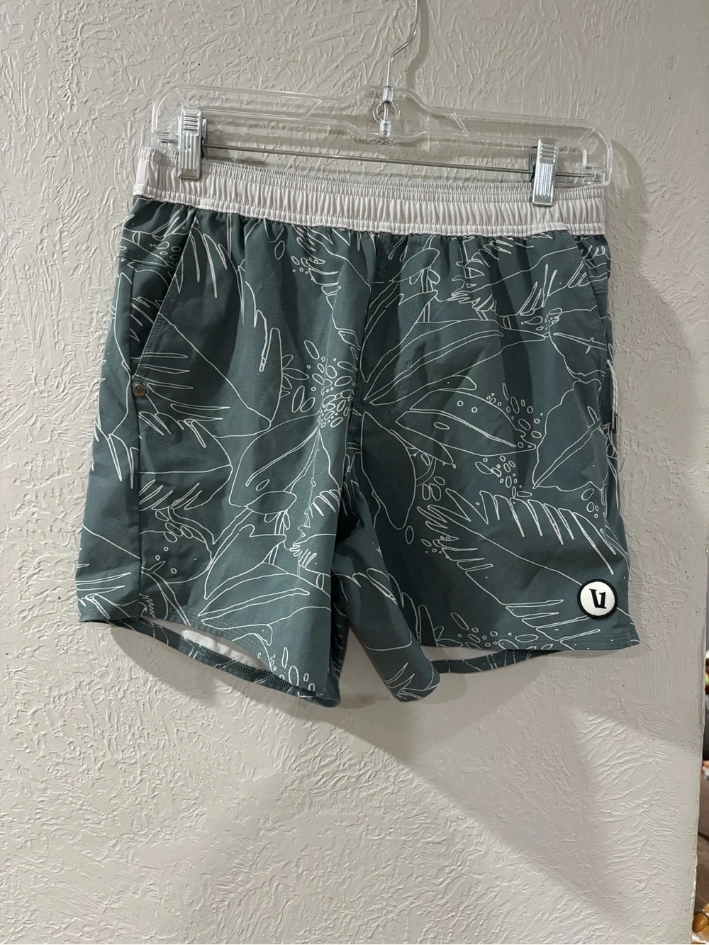 Vuori Men’s Maverick Volley Hybrid Athletic Board Shorts Kashmir Jungle Sz S